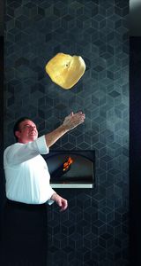 Küchenschef mit Teigflade