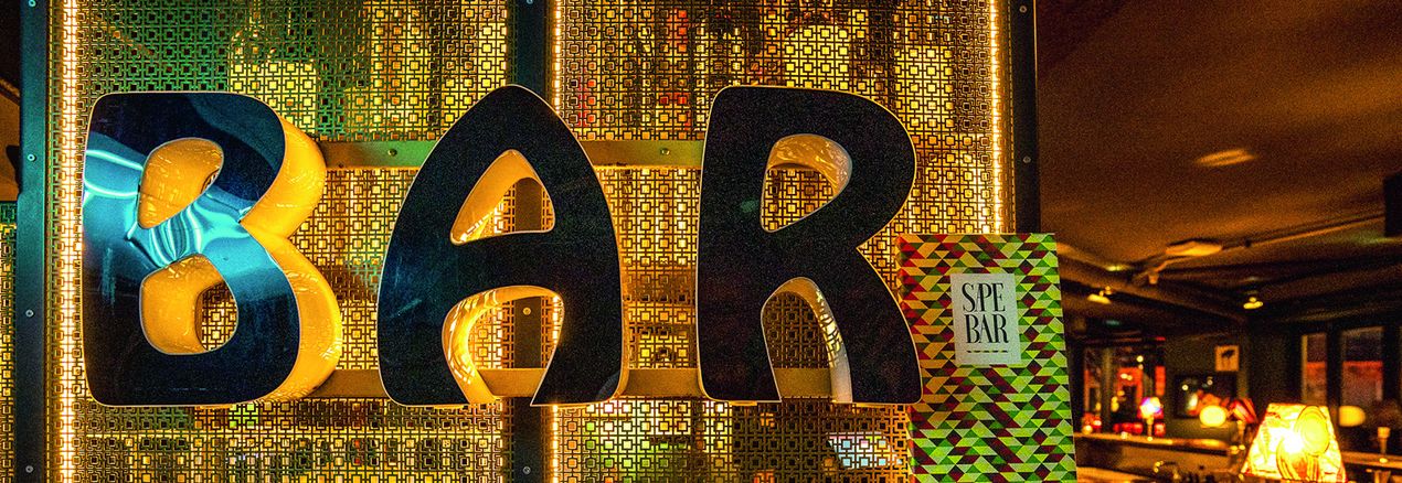 Hotelbar - mit dem Schriftzug BAR