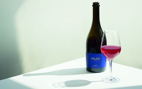 © Muri - Andreas Omvik Weinflasche und Glas