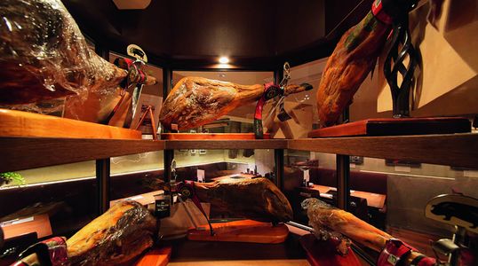 © Iberico Ya Fleisch auf Regalen