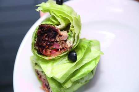 © SHUWA EXPRESS SHUWA EXPRESS, Burger-Variante mit Chips-Oman als Topping