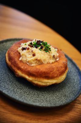 herzhafter Bauernkrapfen mit Sauerkraut, Speckwürfel und Schnittlauch