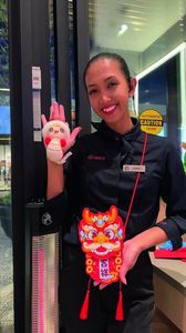 lächelnde Mitarbeiterin von Haidilao