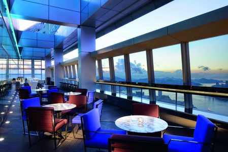 Hotelbar mit Ausblick