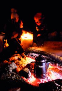 Tee oder Kaffee direkt im Feuer