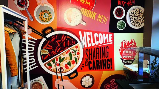 Wand im Lokal Chili Pepper; bunt, mit Hotpot