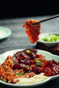 © Gyugozou Nudeln und Pilze und Fleisch auf einem Teller