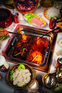 großer Pot, in dem am Tisch gekocht wird.