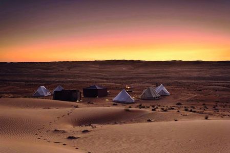 © canvas-club-privatcamp-abenddaemmerung-wahiba-sands-wueste-oman WÜSTENMÄRCHEN Mit dem Canvas Club können Urlauber ihre Glamping-Zelte mitten in der Rimal- Al-Wahiba-Wüste aufschlagen.